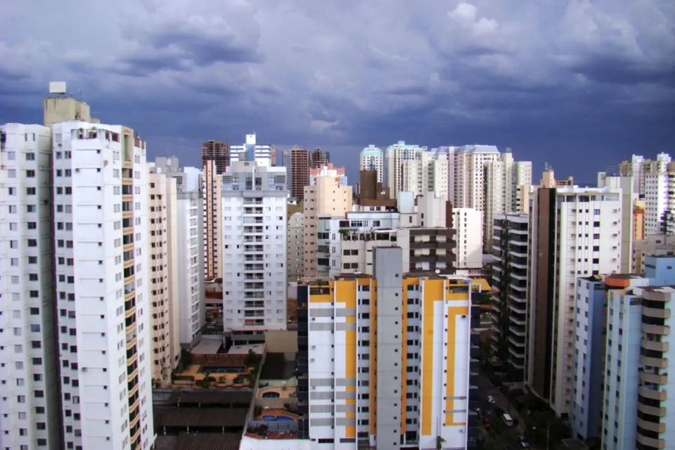 Áreas com moradias verticais, como o Setor Bueno, em Goiânia, tem menos circulação de vento e, por isso, tendem a ser mais quentes (Foto: reprodução)