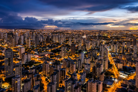 Vista aérea de Goiânia, capital que concentra parte relevante da atividade econômica e dos serviços de Goiás. (Foto: Reprodução/Prefeitura de Goiânia)