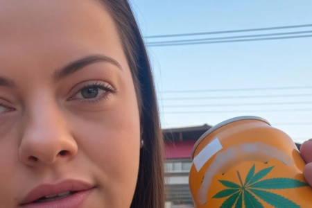 Mulher mostra lata do Mister Hemp, o energético de cannabis (Foto> Reprodução)