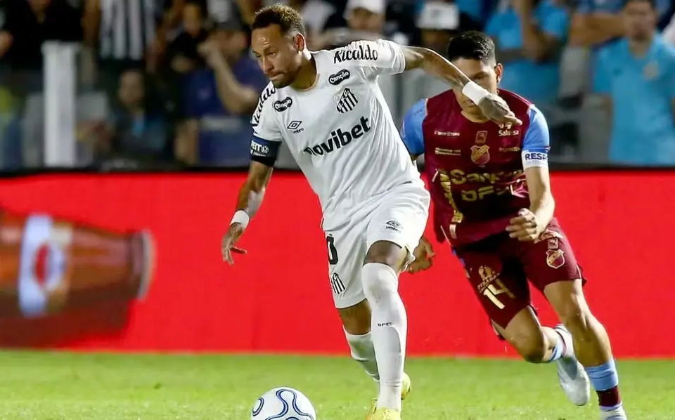 Santos vira sobre o Macará e larga em vantagem