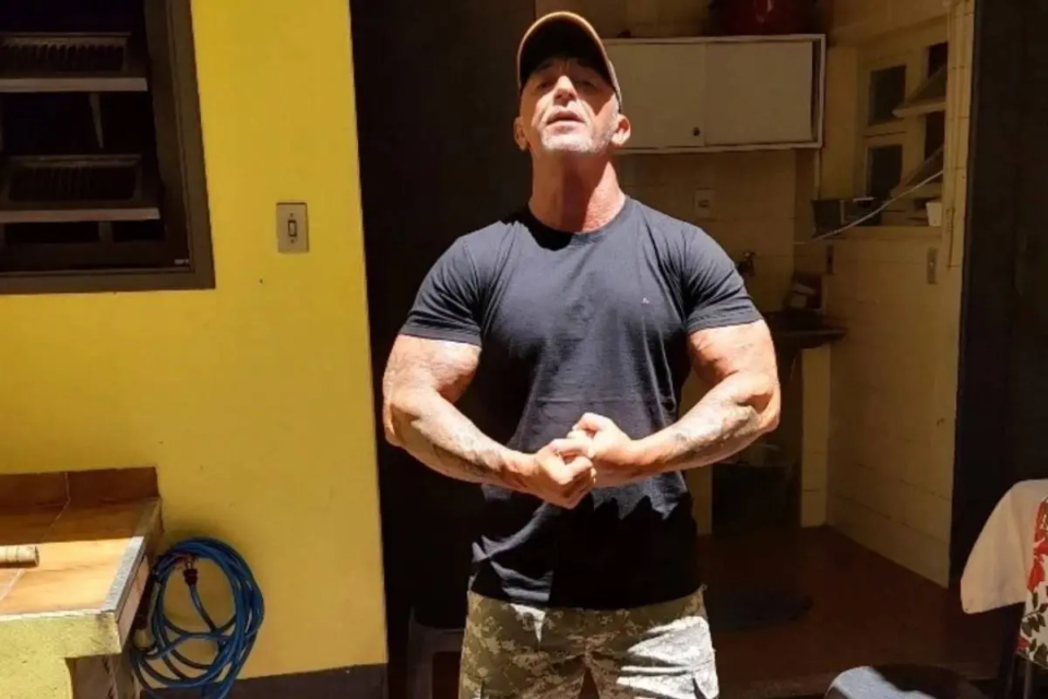 Cristian Cravinhos fará conteúdo erótico usando calcinha; veja foto Condenado pela morte do casal Richthofen foi usando lingerie Tremembé