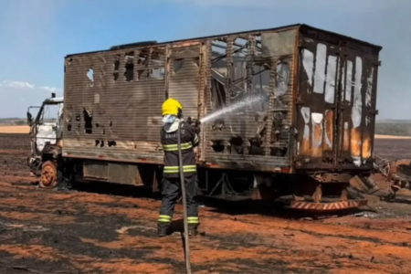 Bombeiro contendo incêndio - (Foro: reprodução)