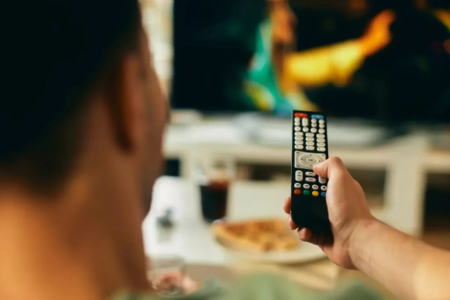 Contra streamings, emissoras articulam obrigação de botão de TV aberta em controles SBT, Globo e Band têm apoio da Abert e do Ministério