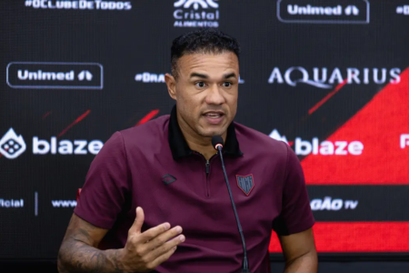 Roger busca manter invencibilidade no comando do Dragão em seu primeiro clássico com a equipe (Foto: Raphael Teixeira / ACG)