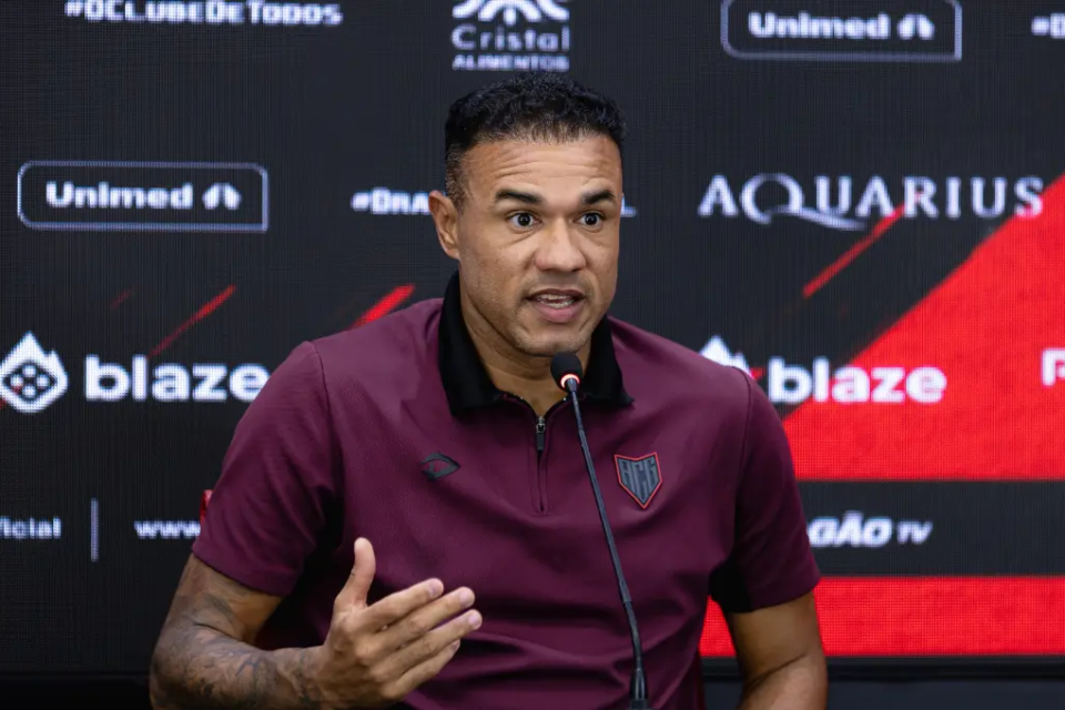 Roger busca manter invencibilidade no comando do Dragão em seu primeiro clássico com a equipe (Foto: Raphael Teixeira / ACG)