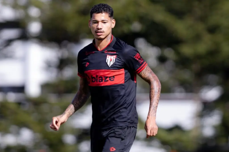 Jogador não participou das últimas atividades antes do clássico (Foto: Raphael Teixeira / ACG)