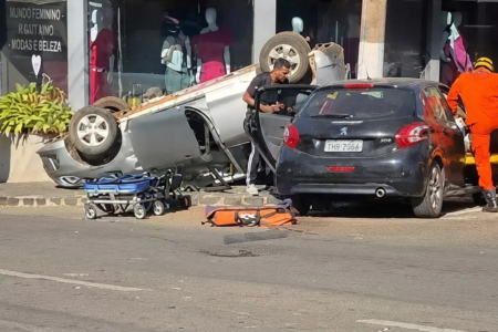 Carro capotado após colisão com outro veículo no Bairro São João, em Catalão