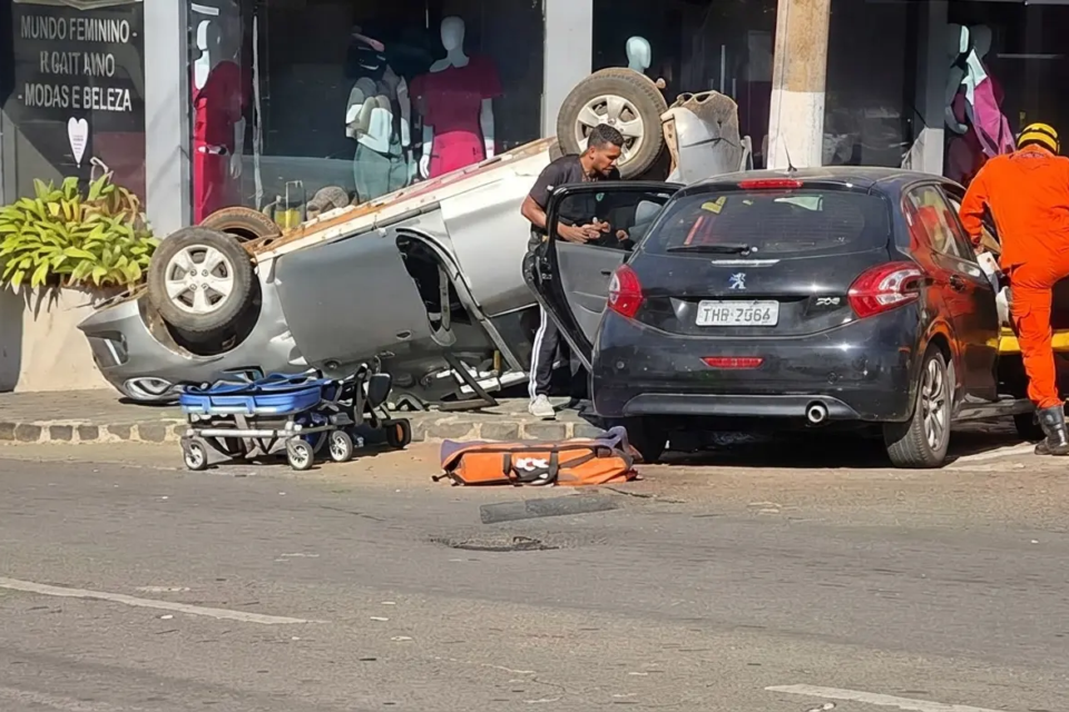 Carro capotado após colisão com outro veículo no Bairro São João, em Catalão