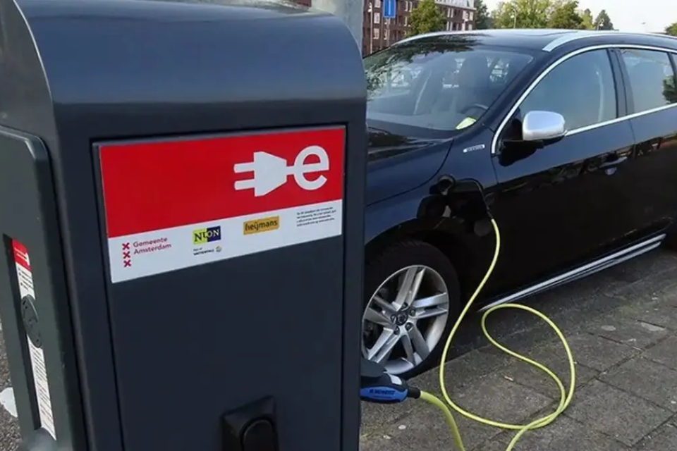 Carro elétrico sendo abastecido