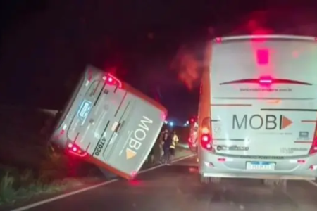 Ônibus tombado às margens da BR-060, próximo ao perímetro urbano de Rio Verde