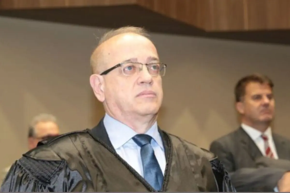 Desembargador Adriano Linhares defendeu o fim do quinto constitucional durante sessão no TJGO (Foto: Reprodução)