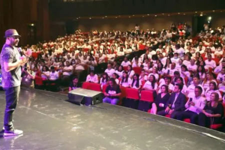 Estudantes selecionados para o ProBem participam de cerimônia de adesão ao programa no Teatro Rio Vermelho, em Goiânia