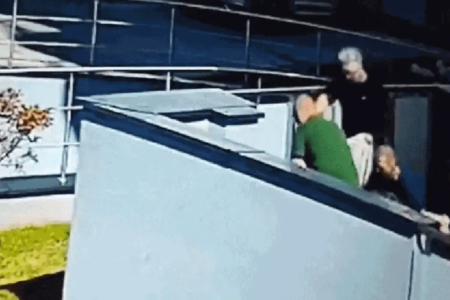 Vídeo mostra momento em que homens salvam criança que caiu do quinto andar de prédio; assista Mãe da menina risco de morte