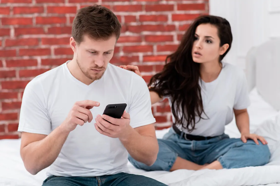 Levar o celular pra cama reduz frequência de sexo entre casais Uso de telas antes de dormir pode diminuir a conexão entre parceiros