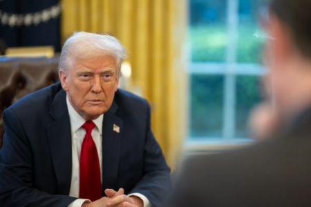 Donald Trump durante anúncio de tarifas no Salão Oval