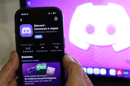 Aplicativo Discord exibido na tela de um celular