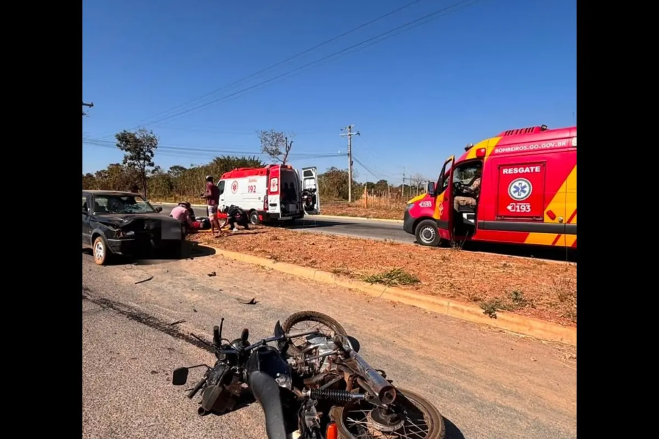 Acidente entre carro e motocicleta com equipes do Samu e do Corpo de Bombeiros em Bela Vista de Goiás