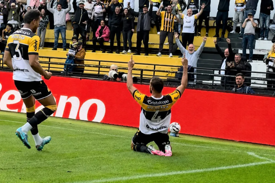 Criciúma sai na frente contra o Goiás