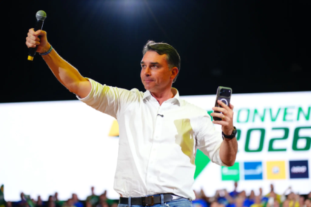 Flávio Bolsonaro durante evento político