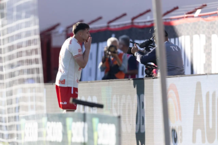 Vila Nova sai na frente do Atlético no primeiro tempo