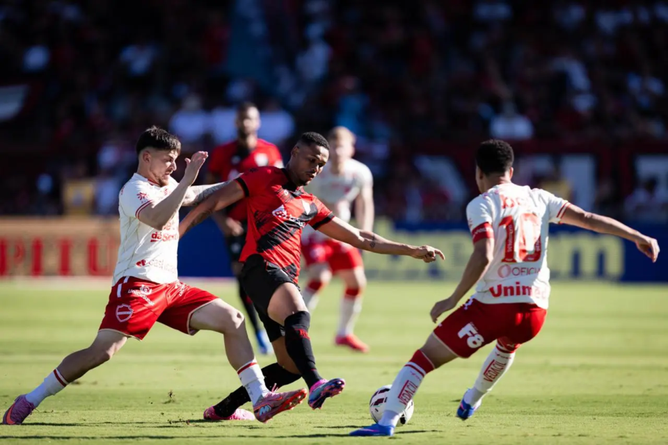 Atlético x Vila Nova - Foto Heber Gomes