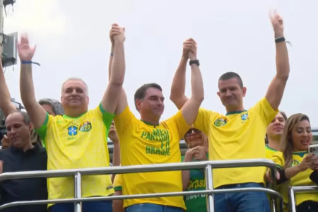 Flávio começa campanha em Copacabana, reproduz áudio de Bolsonaro e diz país olha para Brasília 'com nojo'