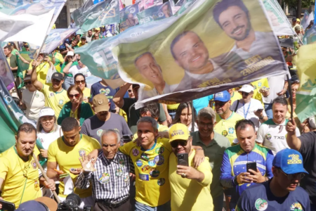 Gayer lança campanha e diz que Bolsonaro vai colocar faixa de presidente em Flávio