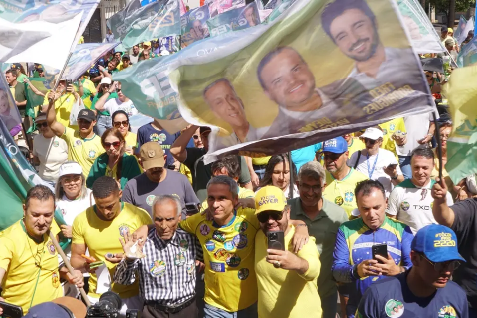 Gayer lança campanha e diz que Bolsonaro vai colocar faixa de presidente em Flávio