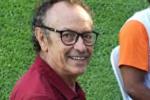 Inácio Nominato, o Chicó, aparece sozinho em foto