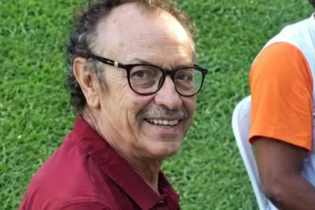 Inácio Nominato, o Chicó, aparece sozinho em foto