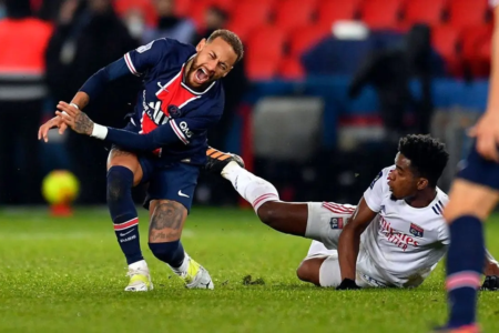 Neymar e Thiago Mendes confusão