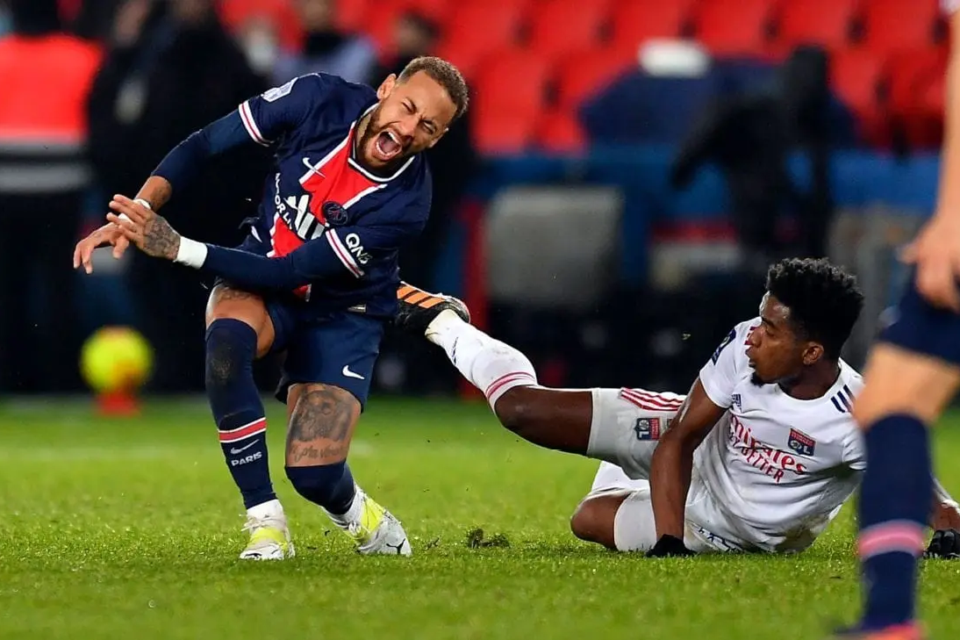 Neymar e Thiago Mendes confusão