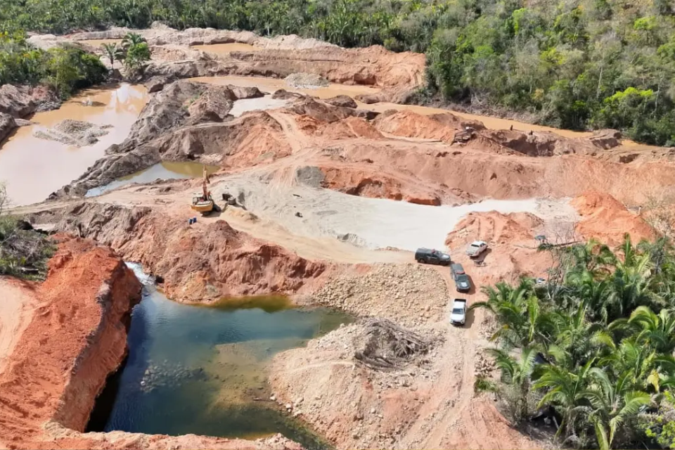 Área desmatada em garimpo - (Foto: reprodução/PM)