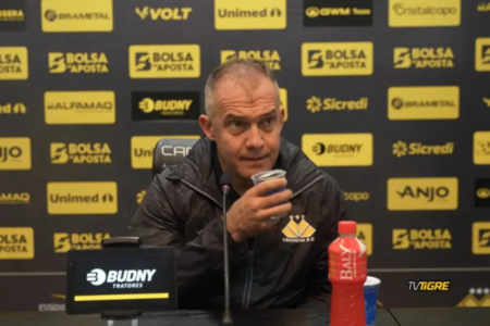 O técnico do Criciúma, Eduardo Baptista