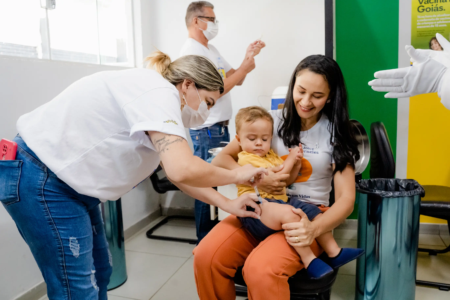 Bebê sendo vacinado