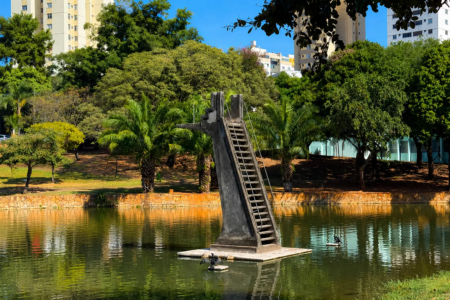 Trampolim do Lago das Rosas, no Setor Oeste, preserva a memória do período em que o espaço funcionava como balneário público em Goiânia. (Foto: Prefeitura de Goiânia)