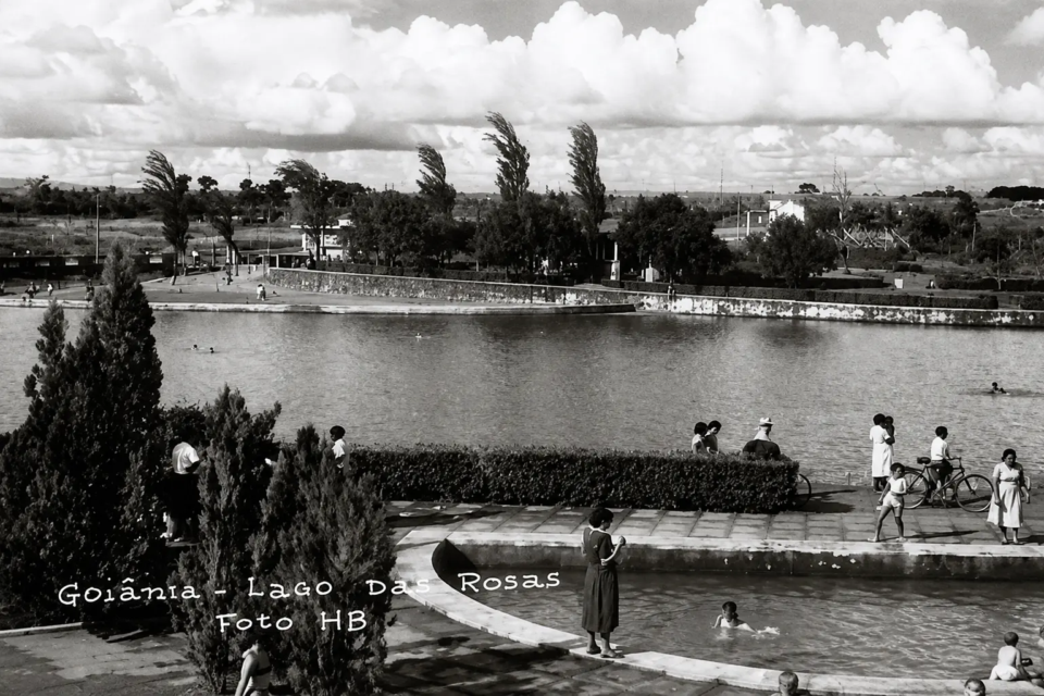 Banhistas e frequentadores ocupam o Lago das Rosas em registro histórico do período em que o espaço funcionava como balneário público em Goiânia. (Foto: Acervo Prefeitura de Goiânia)
