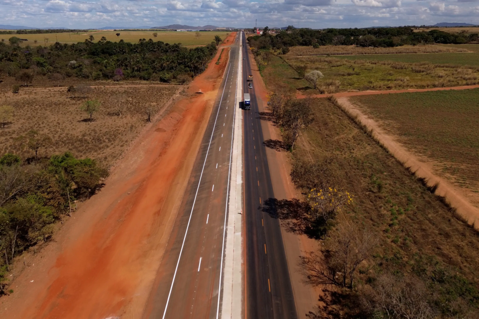 Obras de duplicação da BR-153 no trecho entre Campinorte e Uruaçu, no norte de Goiás (Foto: Ecovias Araguaia).