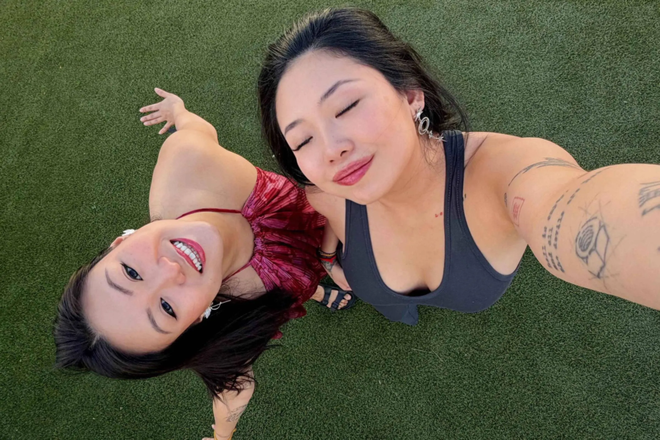 Amigas de infância se casam, moram juntas e dividem a vida, mas sem romance Casadas há dois anos, as amigas dividem planos de ter filhos