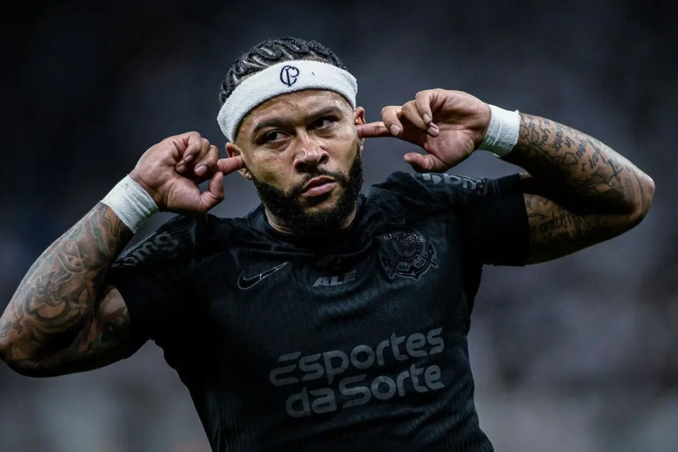 Depay acerta renovação com Corinthians e comemora feito