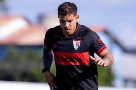 David Terans pode não estrear pelo Atlético-GO