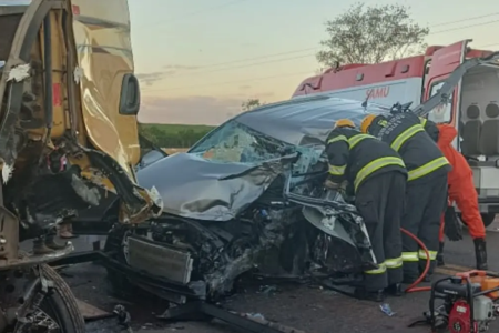 Colisão deixou veículos destrídos - (Foto: reprodução/Corpo de Bombeiros)