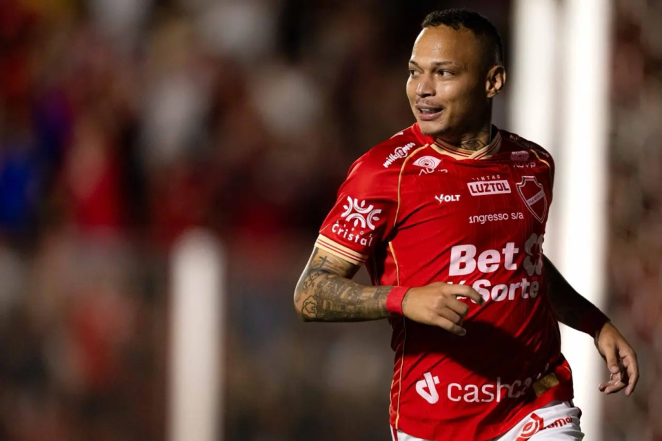 Três vira, seis acaba: Vila Nova massacra a Ponte Preta no OBA 2 Janderson comemora um dos gols na goleada sobre a Ponte Preta