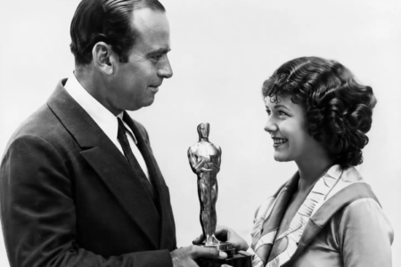 Janet Gaynor, primeira vencedora do Oscar de melhor atriz, em registro histórico com a estatueta da Academia (Foto: Reprodução/Academia do Oscar; )