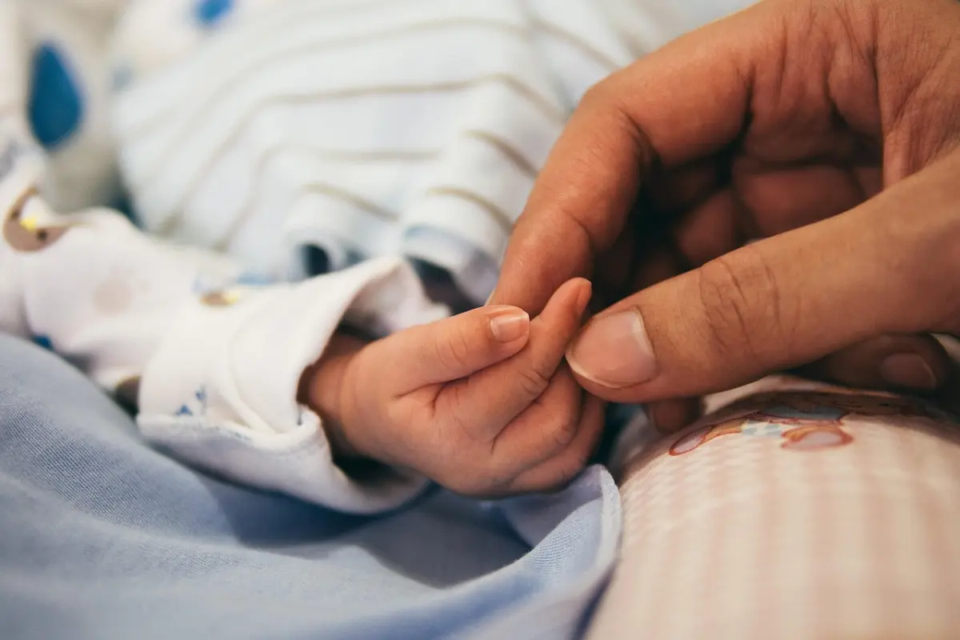 Mães adolescentes em Goiás segurando bebês em 2025