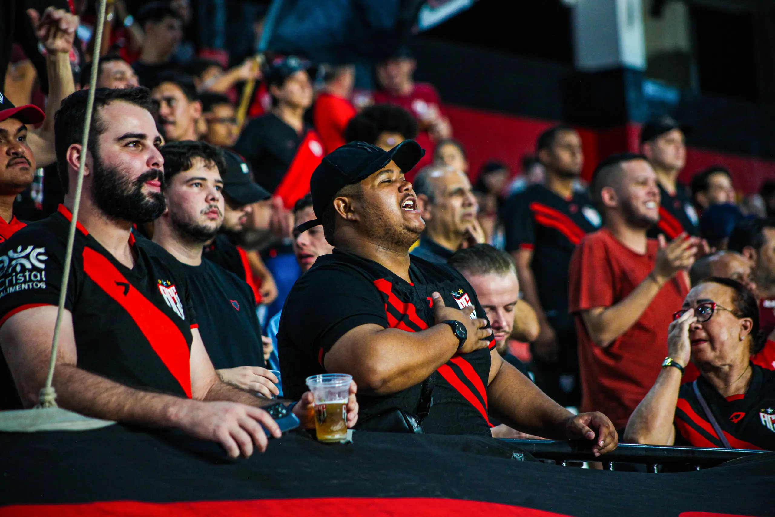 Adson Batista critica torcida do Atlético por baixa presença