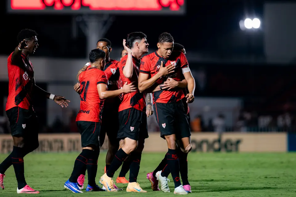 Zagueiro artilheiro Adriano Martins em ação pelo Atlético