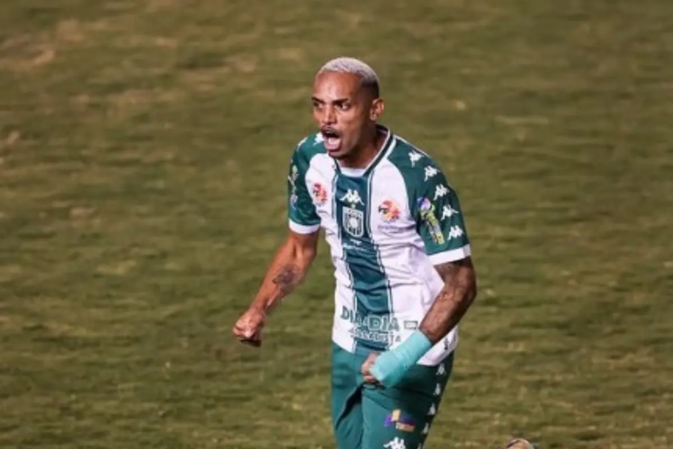 Felipe Clemente viaja com Goiás, mas não pode estrear