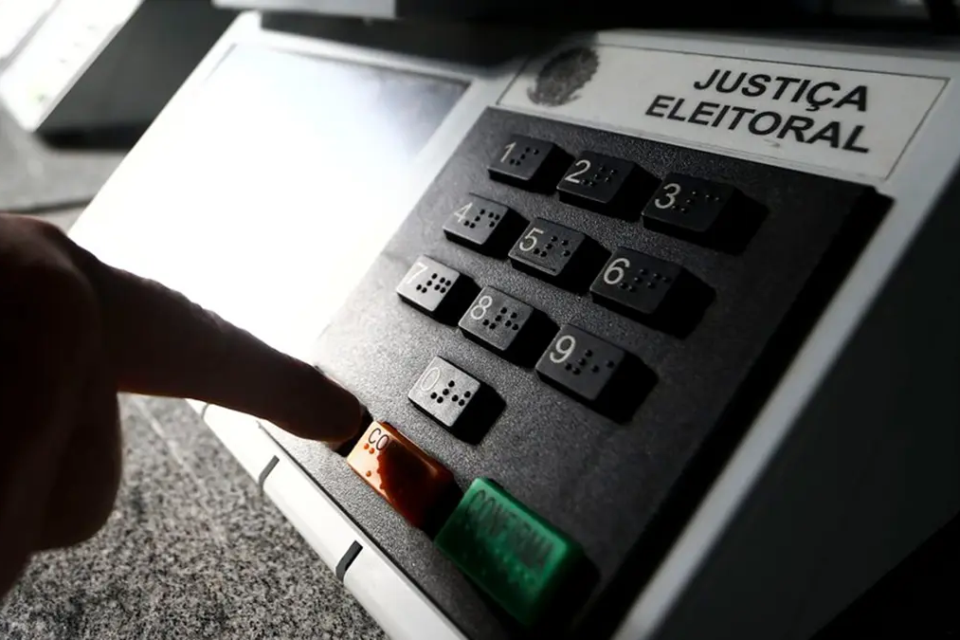 Óculos inteligentes são proibidos na cabine de votação em 2026 regras TSE publicou notícia norma veda qualquer aparelho filmador