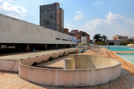 Área das piscinas da antiga sede do Jóquei Clube de Goiás, no Centro de Goiânia, registra sinais de abandono do complexo modernista (Foto: Eurípedes Afonso da Silva Neto)